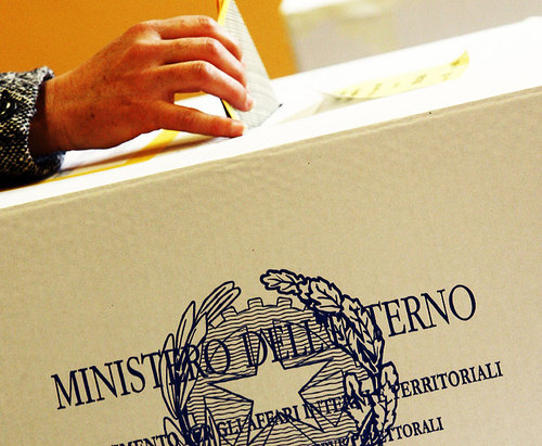 AVVISO - OPZIONE DEGLI ELETTORI TEMPORANEAMENTE ALL'ESTERO PER VOTARE PER CORRISPONDENZA